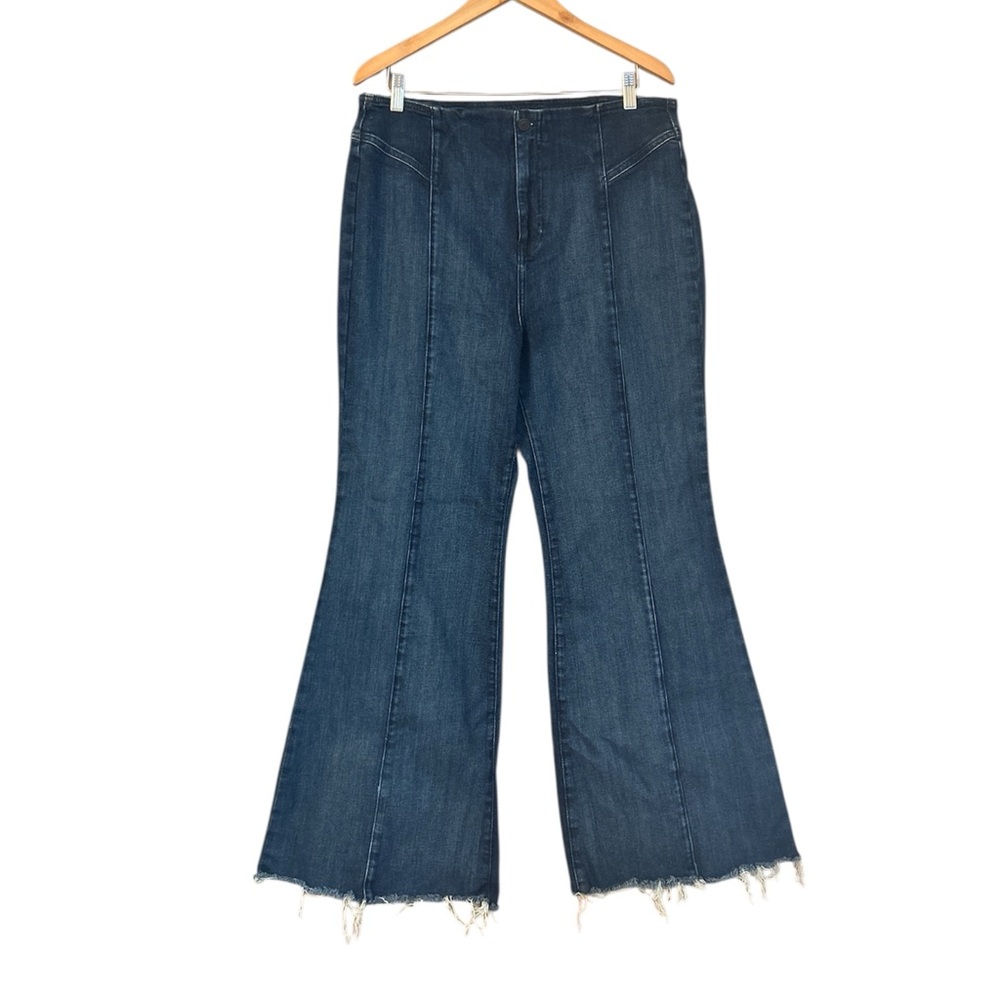 We the Free Curvy Front Seam Flare Leg Fray Hem Stretch Jeans Size 33 Short